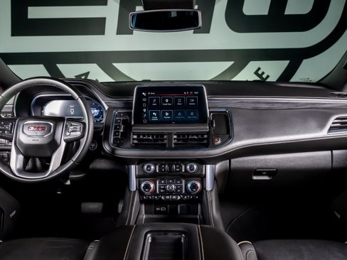 Used 2023 GMC Yukon SLT AWD/4WD image 3