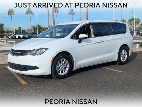 Used 2017 Chrysler Pacifica LX image 1