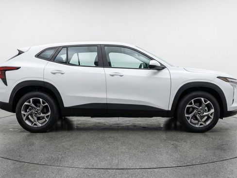 Used 2025 Chevrolet Trax LT w/ LT Convenience Package FWD image 11