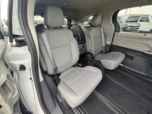 Used 2023 Toyota Sienna Limited image 50