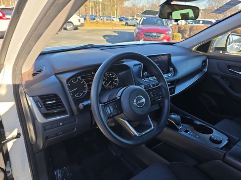 Used 2023 Nissan Rogue SV image 15