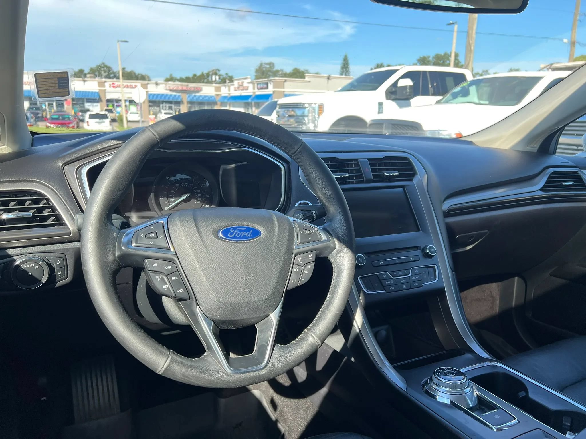 Used 2017 Ford Fusion SE w/ Fusion SE Technology Package FWD image 16