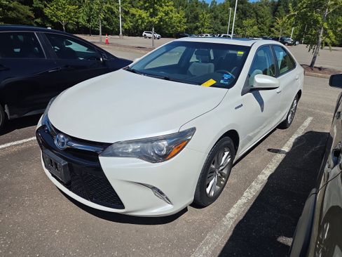 Used 2017 Toyota Camry SE w/ Moonroof Package FWD image 7