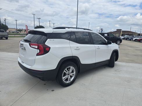 Used 2022 GMC Terrain SLE w/ Driver Convenience Package image 3