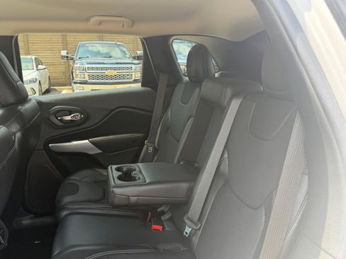 Used 2018 Jeep Cherokee Latitude Plus FWD image 22