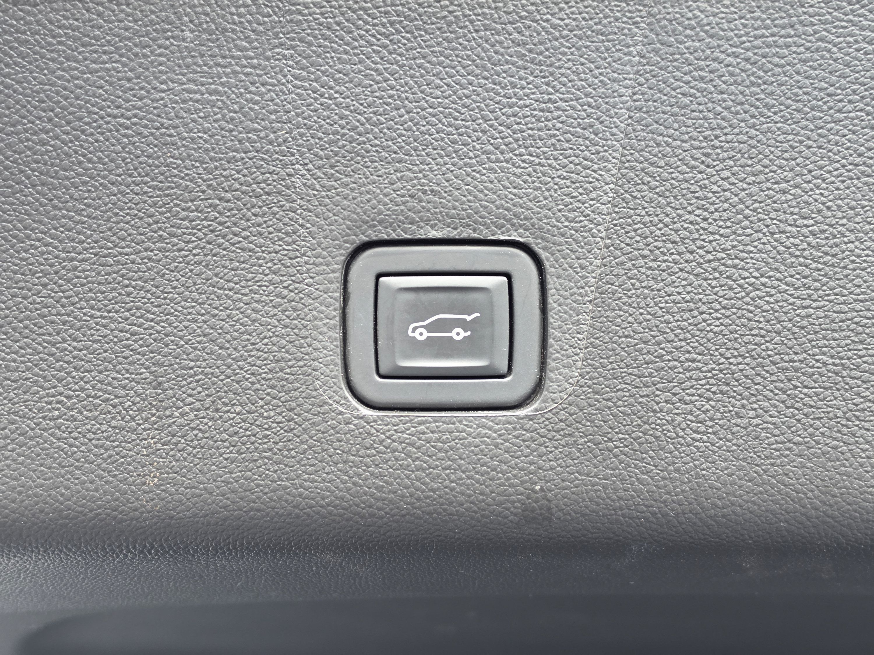 Used 2020 Chevrolet Traverse Premier w/ Redline Edition FWD image 16