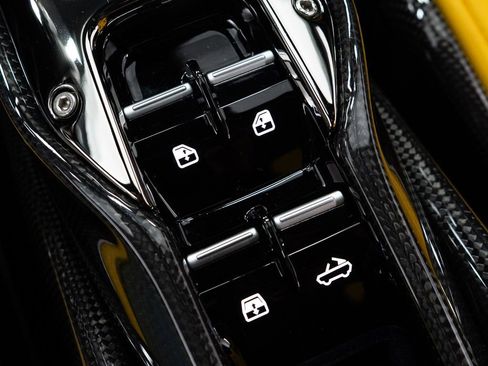 Used 2022 Ferrari SF90 Spider AWD/4WD image 33