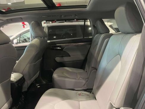 Used 2024 Toyota Highlander Platinum AWD/4WD image 12