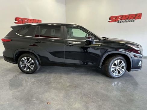 Used 2023 Toyota Highlander XLE image 2