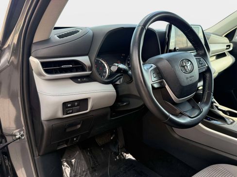 Used 2023 Toyota Highlander LE FWD image 16