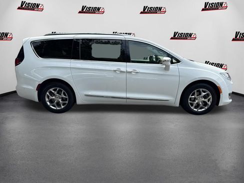 Used 2019 Chrysler Pacifica Limited w/ Advanced Safetytec Group FWD image 4