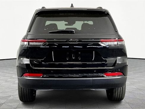 New 2025 Jeep Grand Cherokee Altitude image 5