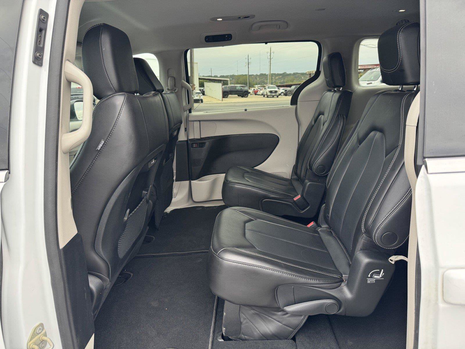 Used 2023 Chrysler Pacifica Touring-L FWD image 30