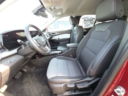 Used 2025 Chevrolet Trax LT w/ LT Convenience Package image 9