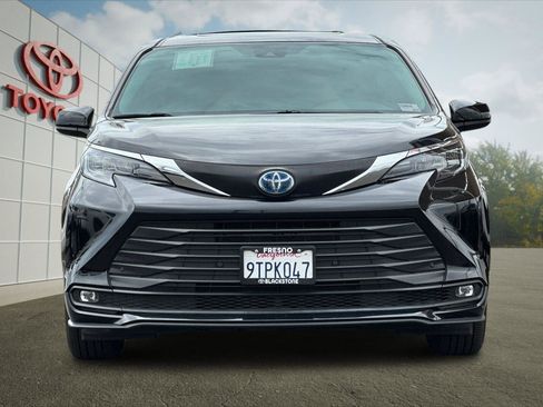Certified 2025 Toyota Sienna XLE FWD image 8