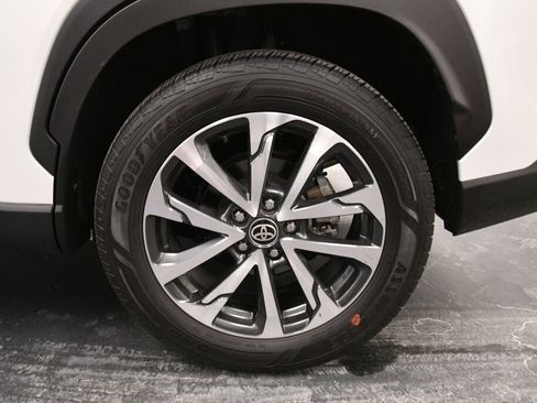 Certified 2022 Toyota Corolla Cross XLE image 33