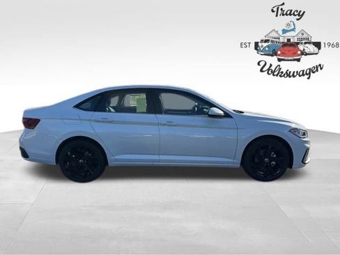 New 2025 Volkswagen Jetta SE image 8
