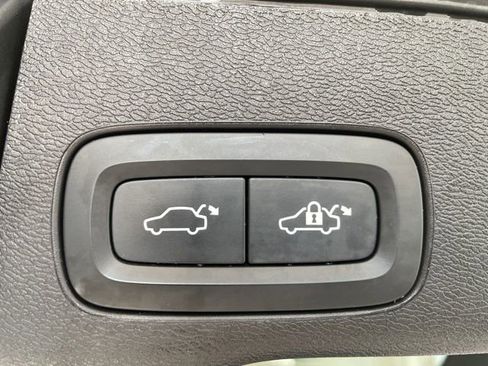 Certified 2023 Volvo XC60 B5 Plus w/ Climate Package image 10