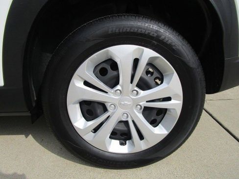 Used 2025 Chevrolet Trax LS image 9