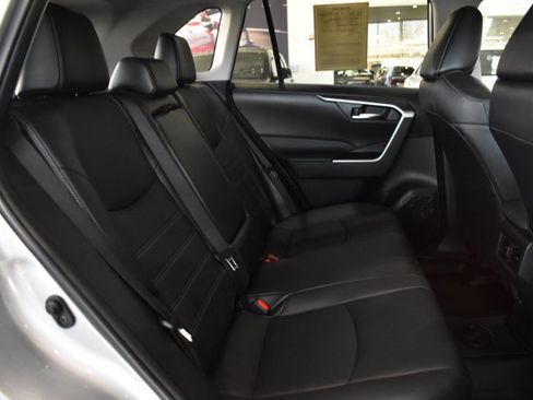 Used 2022 Toyota RAV4 XLE Premium image 25