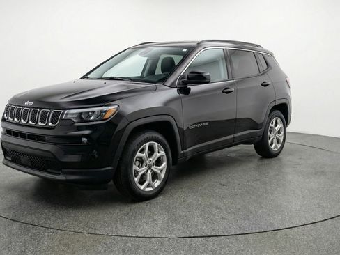 Used 2025 Jeep Compass Latitude image 3