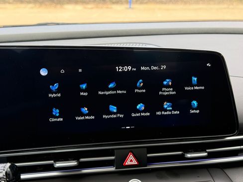 Used 2025 Hyundai Elantra Limited image 21