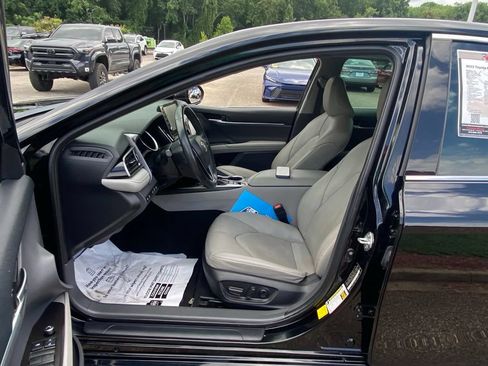 Used 2022 Toyota Camry XLE w/ Navigation Upgrade Package FWD image 6