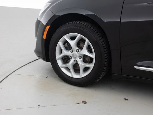 Used 2018 Chrysler Pacifica Touring-L w/ Tire & Wheel Group image 18