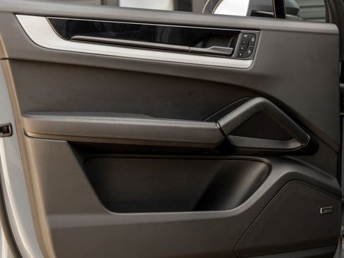 Certified 2024 Porsche Cayenne AWD/4WD image 20