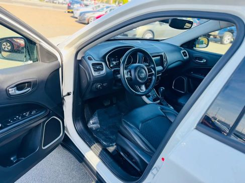 Used 2018 Jeep Compass Latitude w/ Popular Equipment Group AWD/4WD image 9