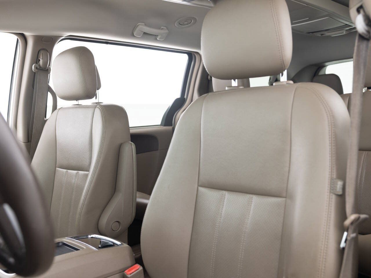 Used 2012 Chrysler Town & Country Touring-L w/ Entertainment Group #2 FWD image 22