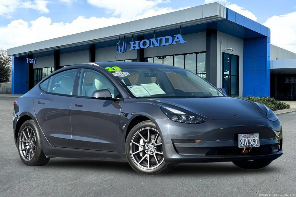Used 2023 Tesla Model 3 Standard Range RWD image 1