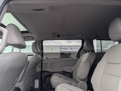 Used 2020 Toyota Sienna XLE w/ XLE Navigation Package AWD/4WD image 9