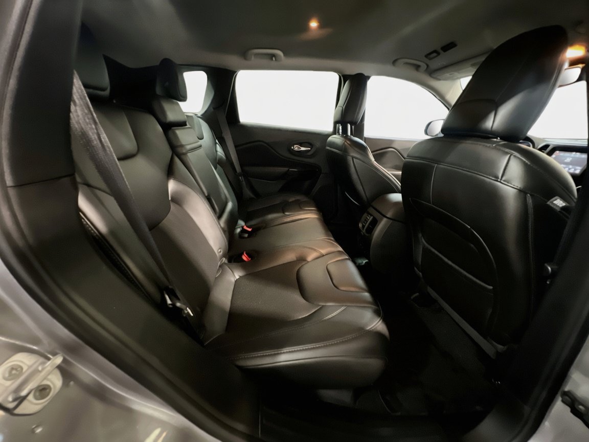 Used 2019 Jeep Cherokee Latitude Plus FWD image 19