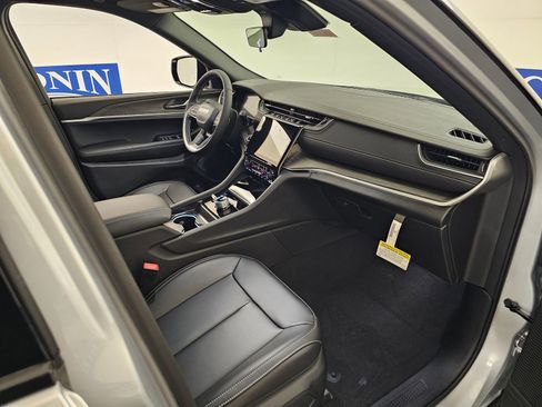 New 2025 Jeep Grand Cherokee Limited image 37