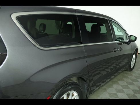 Used 2023 Chrysler Pacifica Touring-L FWD image 18