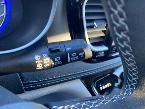 Used 2023 Chrysler Pacifica Touring-L image 21