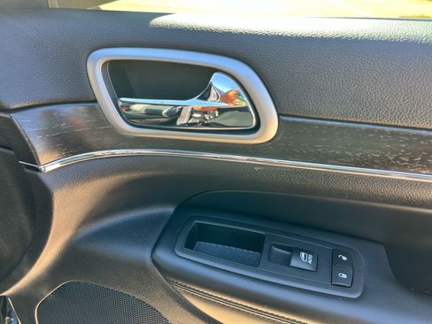 Used 2018 Jeep Grand Cherokee Limited w/ Luxury Group II image 18