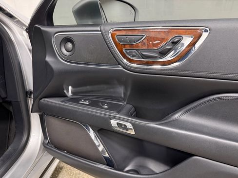 Used 2019 Lincoln Continental Reserve image 32