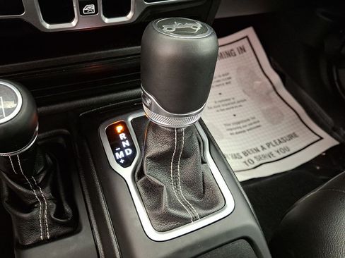 Used 2018 Jeep Wrangler Unlimited Sahara w/ Cold Weather Group AWD/4WD image 15