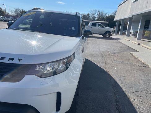 Used 2017 Land Rover Discovery SE image 4