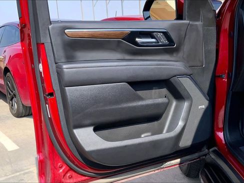 Used 2025 Chevrolet Tahoe High Country AWD/4WD image 22