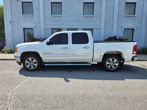 Used 2009 GMC Sierra 1500 SLT w/ White Diamond Edition RWD image 2