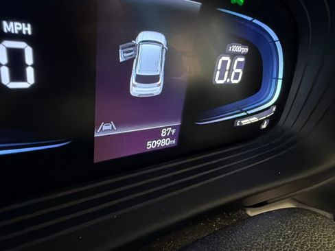 Used 2024 Hyundai Venue SEL FWD image 2