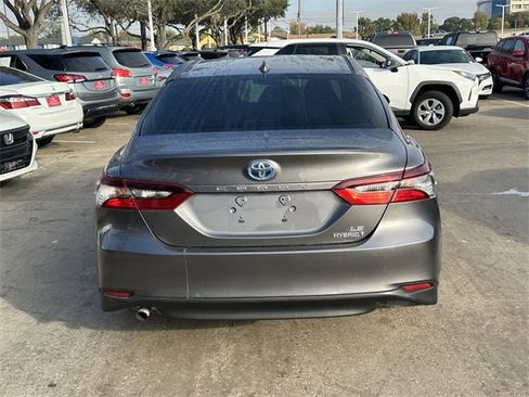 Used 2021 Toyota Camry LE image 6