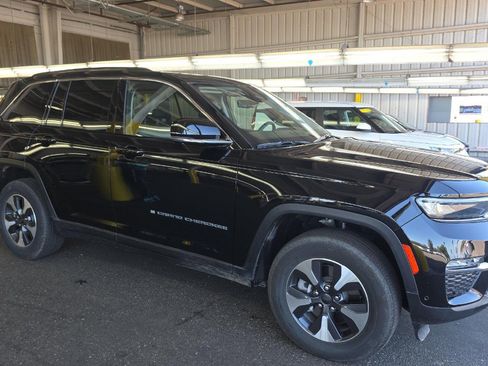 Used 2023 Jeep Grand Cherokee 4WD 4xe w/ Luxury Tech Group II image 2