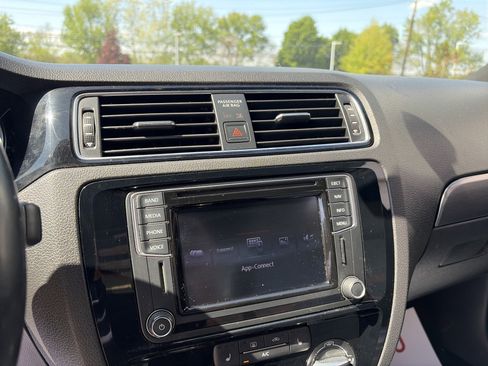 Used 2016 Volkswagen Jetta Sport w/ Lighting Package FWD image 31
