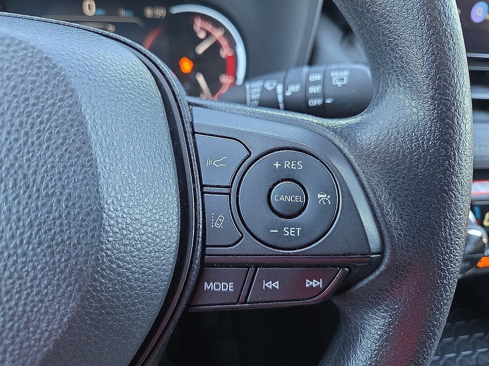 Used 2025 Toyota RAV4 XLE FWD image 18