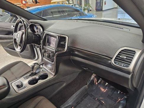 Used 2020 Jeep Grand Cherokee Laredo AWD/4WD image 10