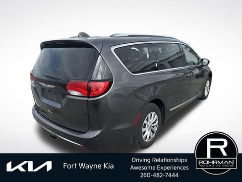 Used 2018 Chrysler Pacifica Touring-L Plus FWD image 6